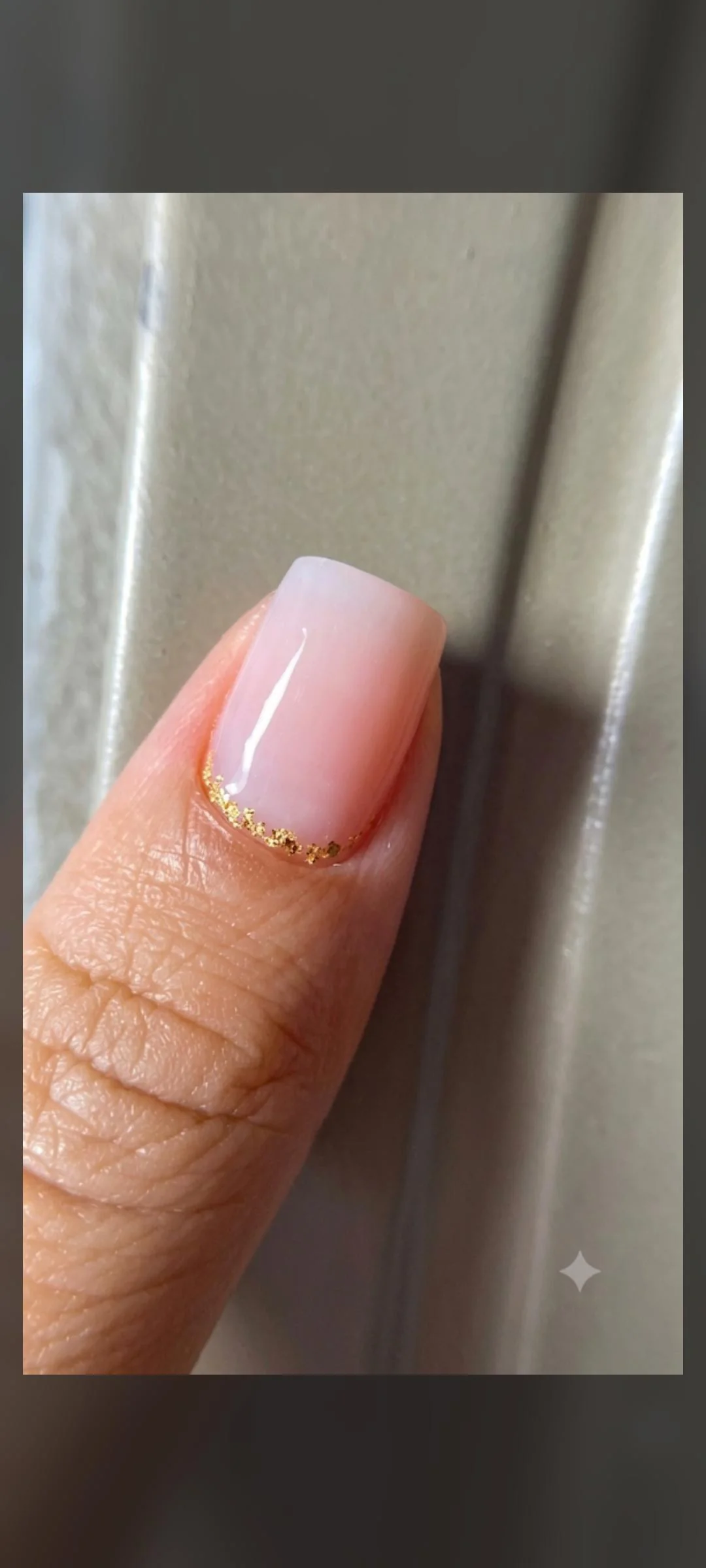 Unha com francesinha rosa e brilho dourado na borda
