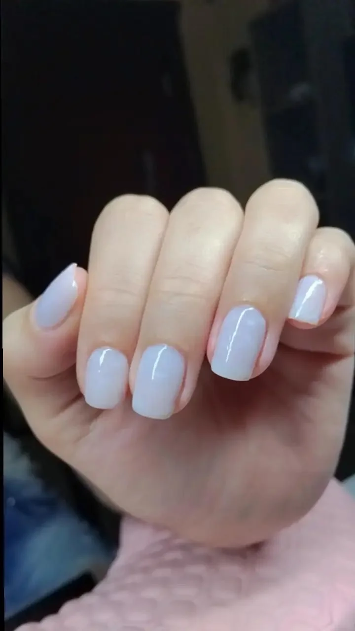 Esmaltação em gel branco acinzentado